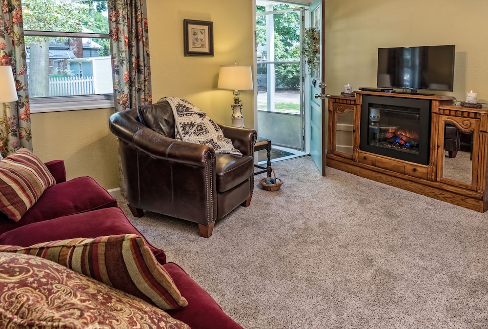 Silver Heart Inn and Cottages 51/70