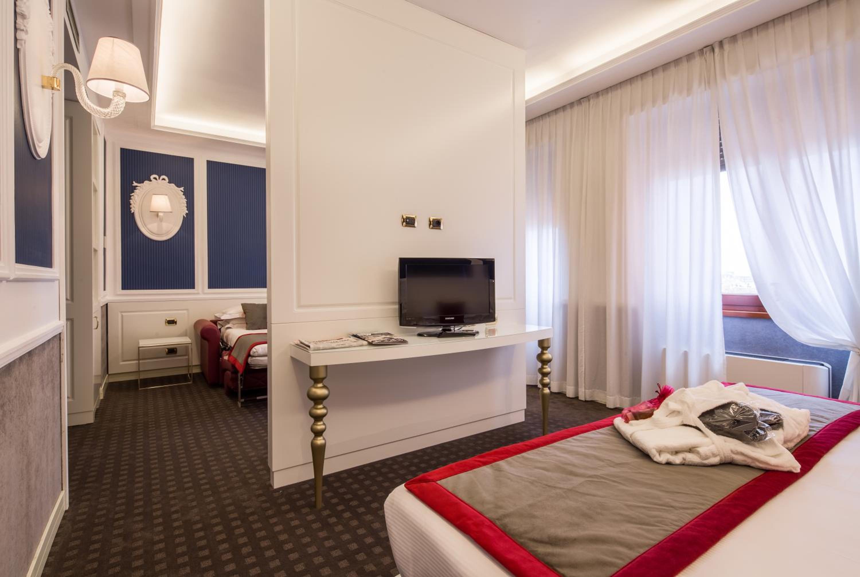 غرفة عائلية، Grande Albergo Roma 2/7
