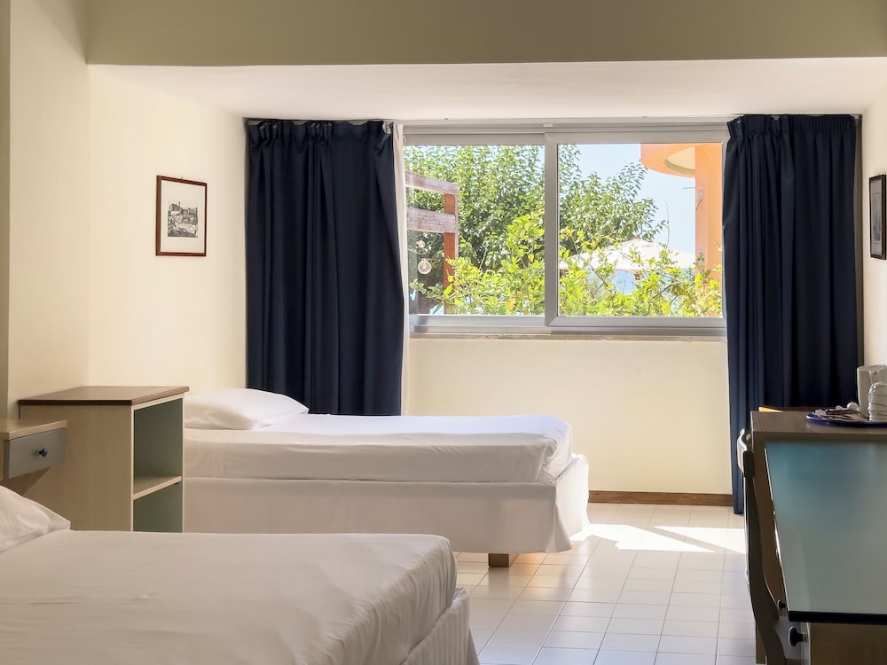 SUMMIT HOTEL 25/70