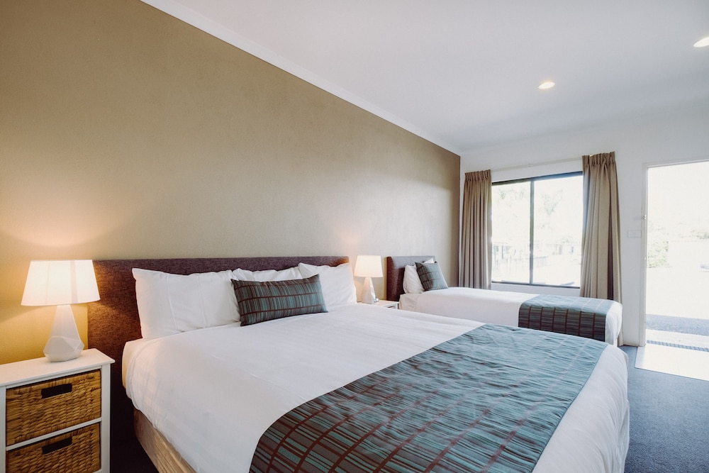 ARTESIAN SPA MOTEL 14/48