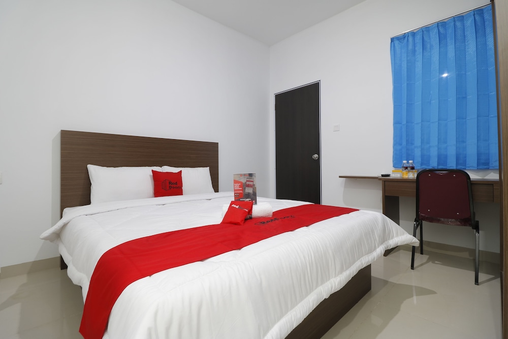 RedDoorz Plus near Kepri Mall 5/44