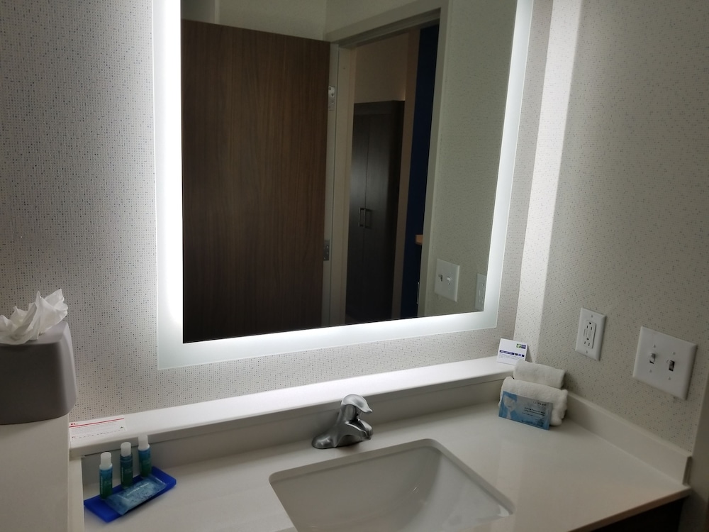 Holiday Inn Express Suites Charlotte Ne University Area 17/40