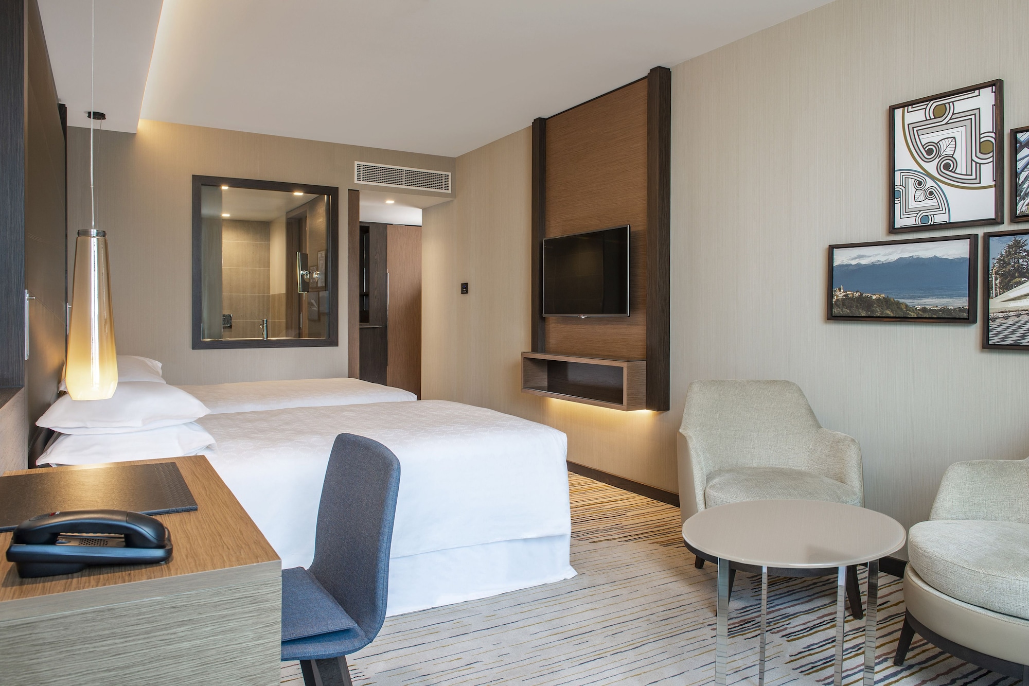 غرفة ديلوكس بسريرين منفصلين بشرفة، Sheraton Grand Tbilisi Metechi Palace 6/10