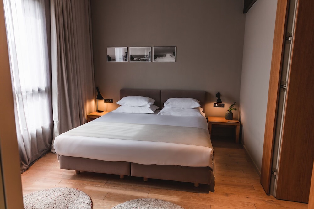 One Suite Hotel 8/50