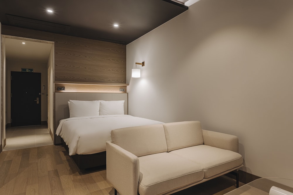 ROOM, DOUBLE BED, NO WINDOW, PRIVATE CINEMA
