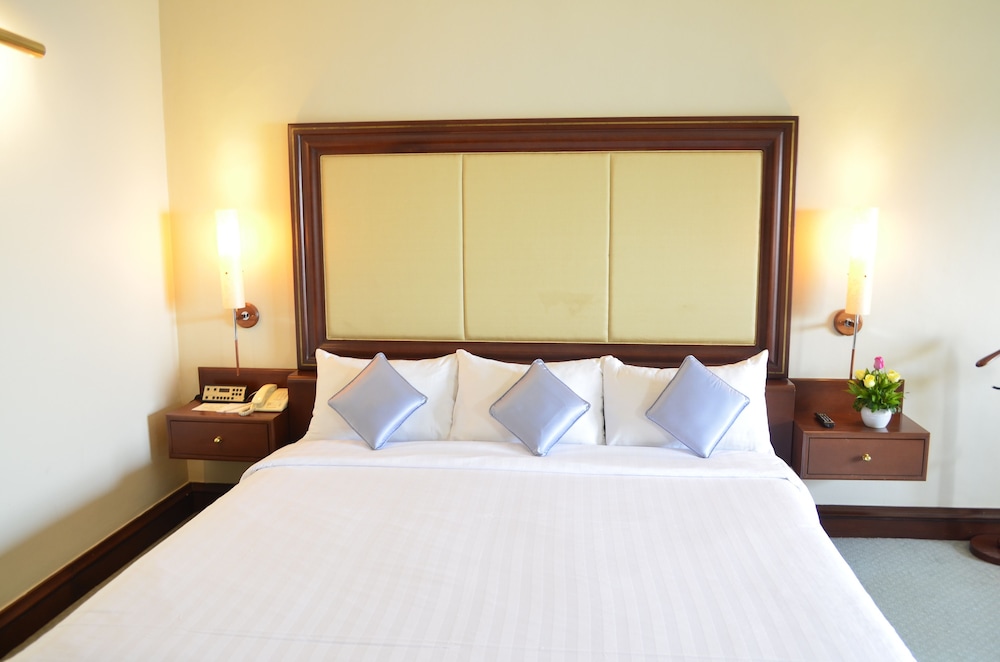 Cambodiana Hotel 10/50