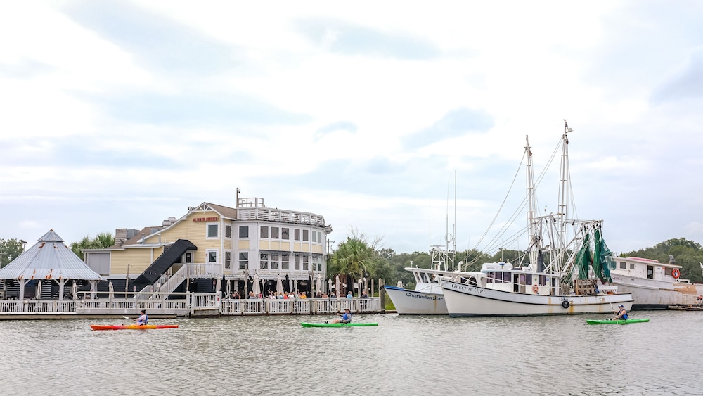 Shem Creek Inn 4/37
