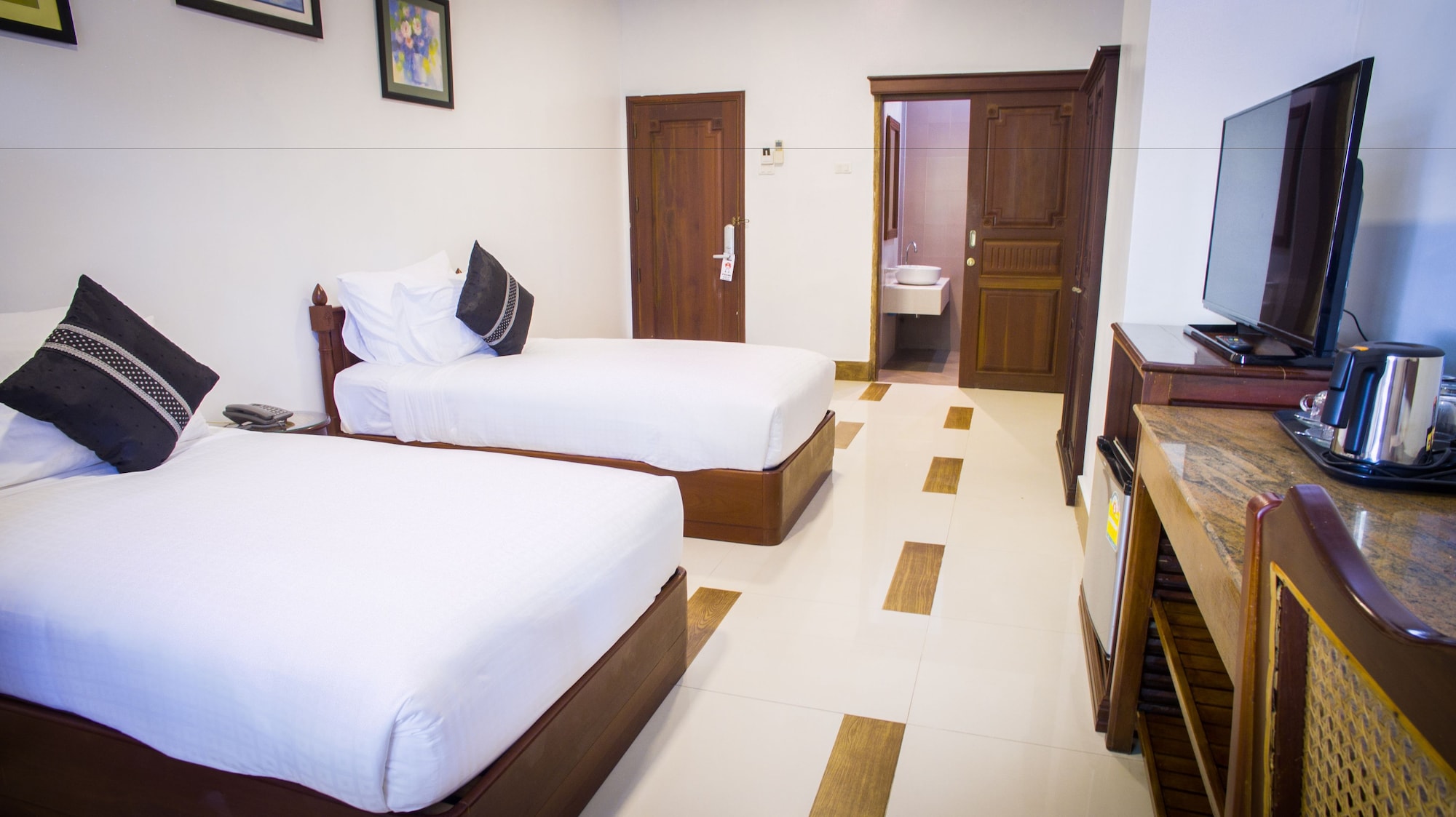 DELUXE, TWIN BEDS, WITH VIEW
