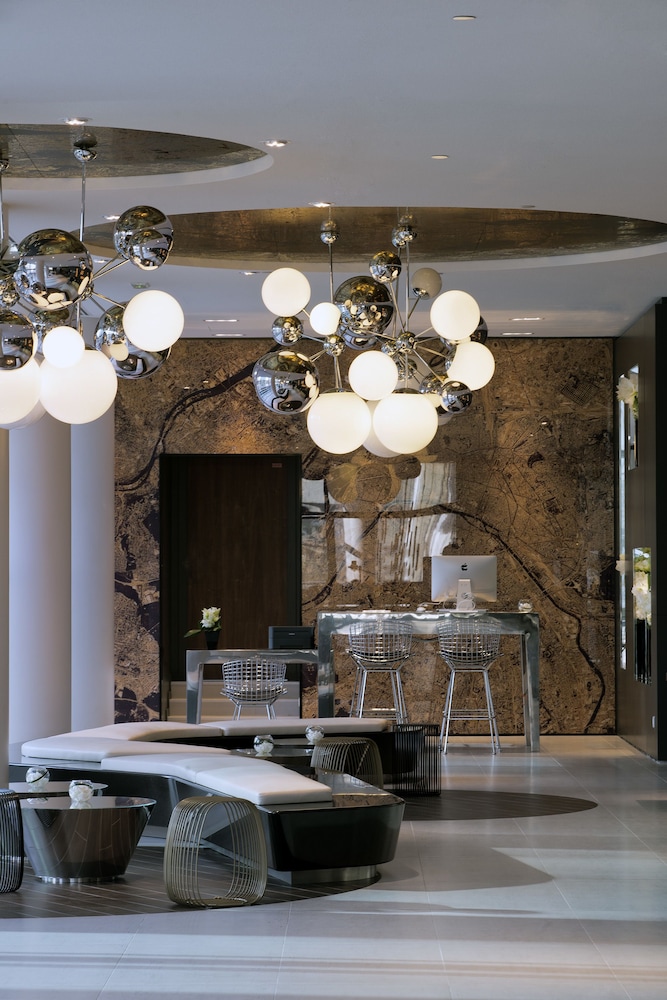 Melia Paris La Defense 12/73