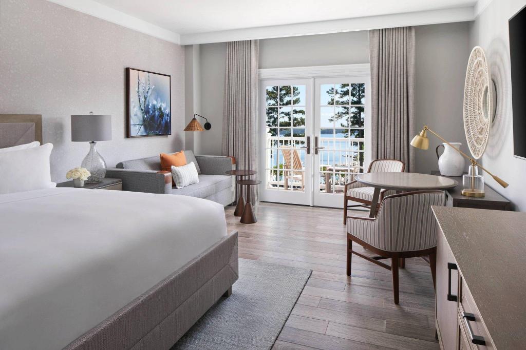 Guest Room, King Bed, Lake View, Balcony, Club Floor, Top Floor