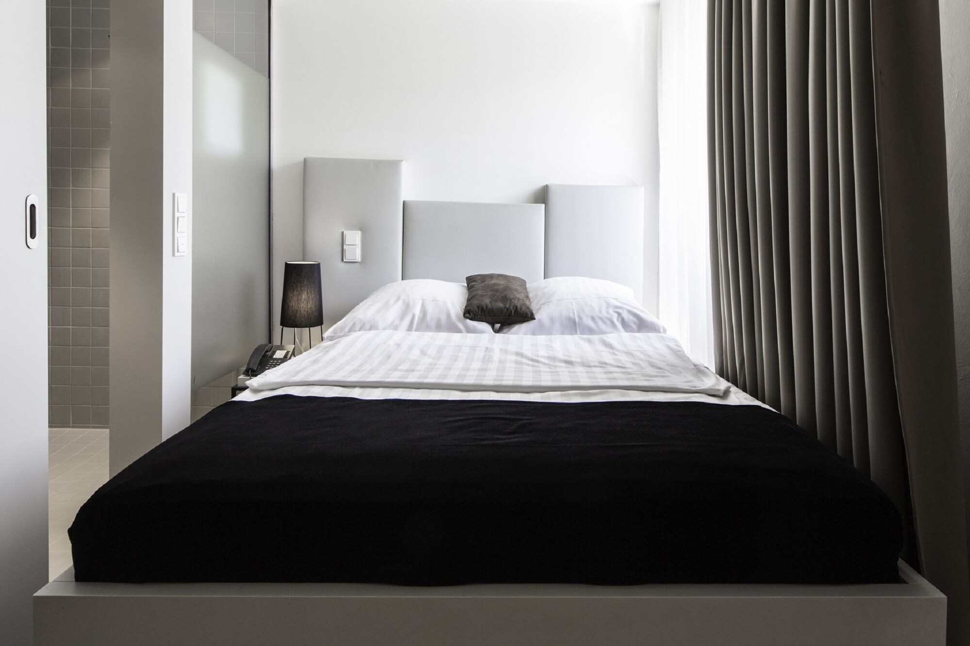ROOM, SINGLE