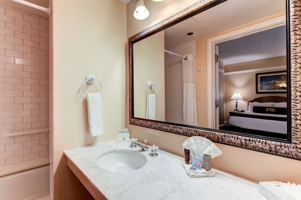 Gaslamp Plaza Suites 67/68