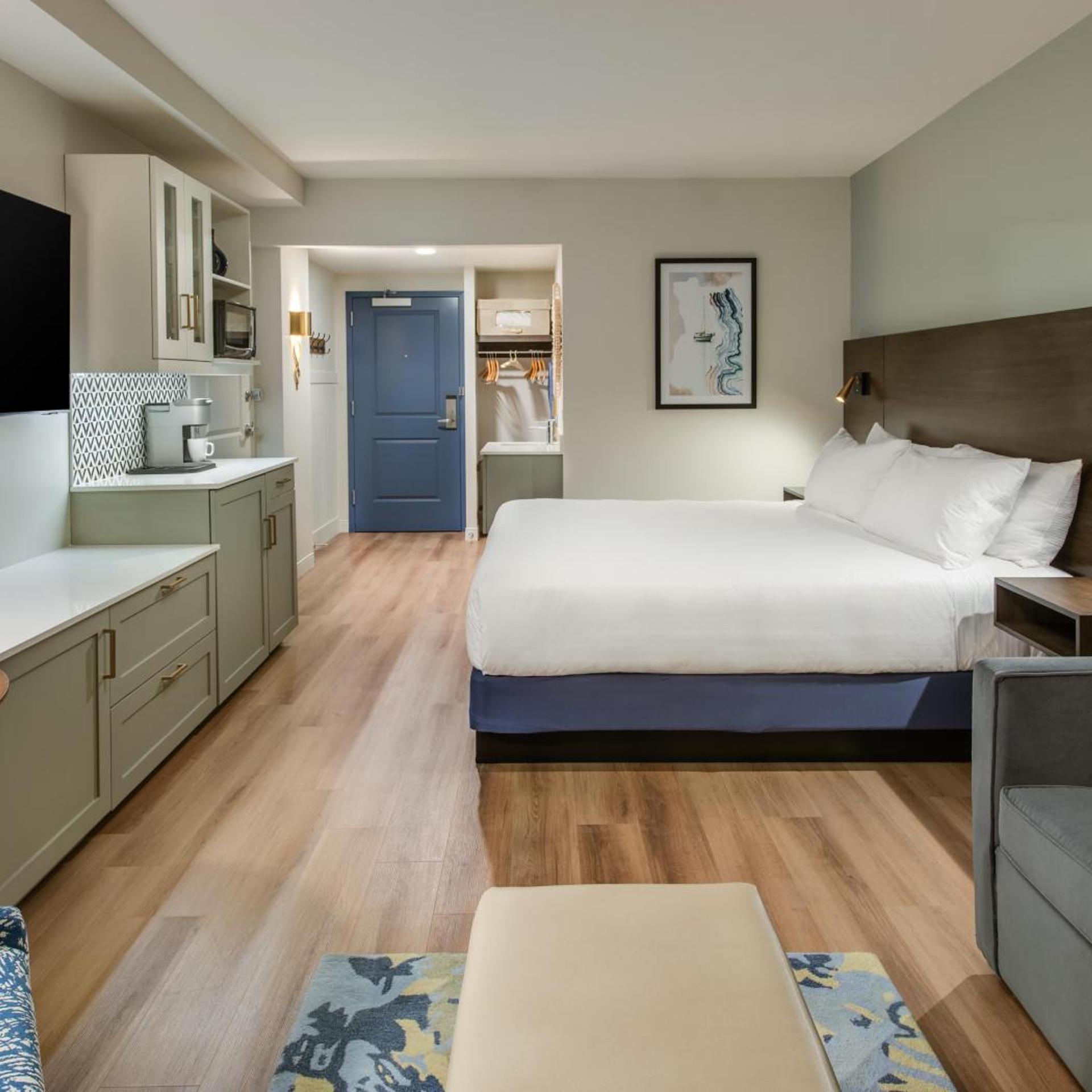 Room, King Bed, Avenue View