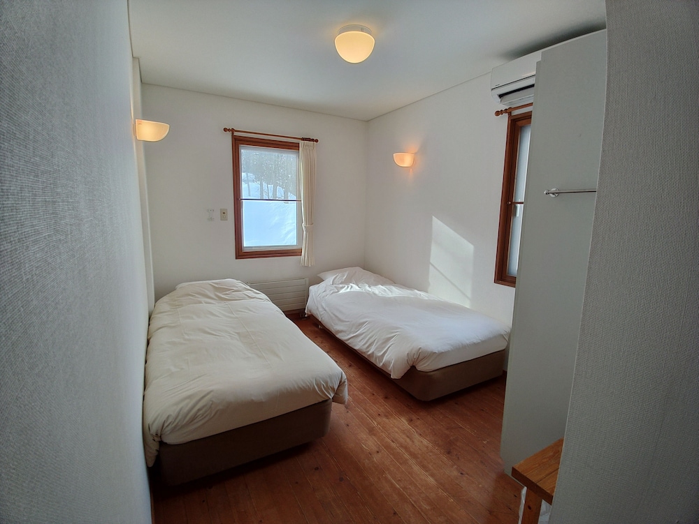 ROOM, TWIN BEDS