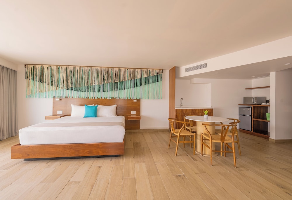 جناح ملكي بسرير كينج بإطلالة جزئية على البحر، Hotel Amares Acapulco 4/10