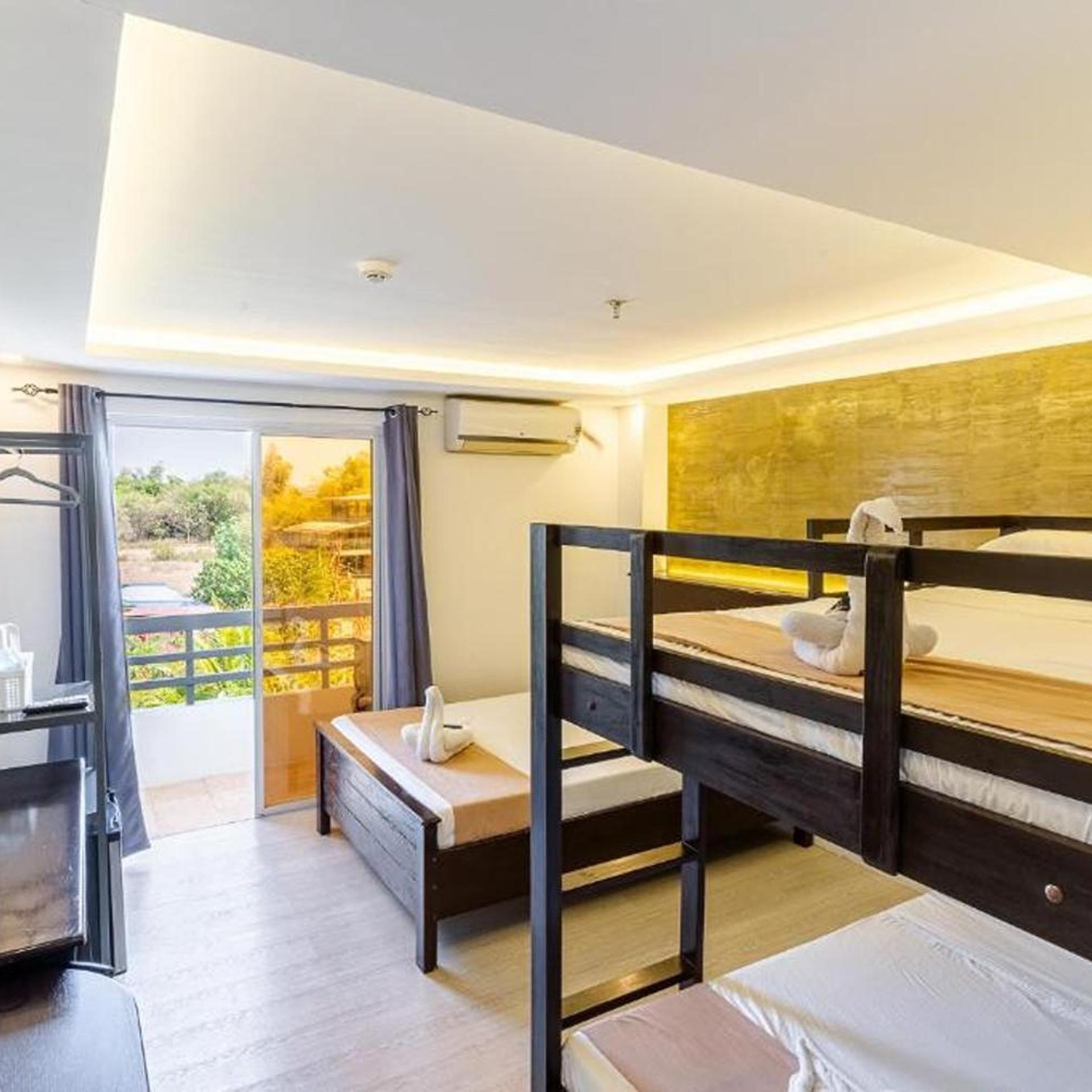 Spotlight Hotel near Hundred Islands Wharf 17/44