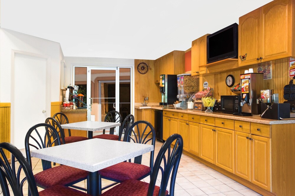 Americas Best Value Inn Darien 34/38