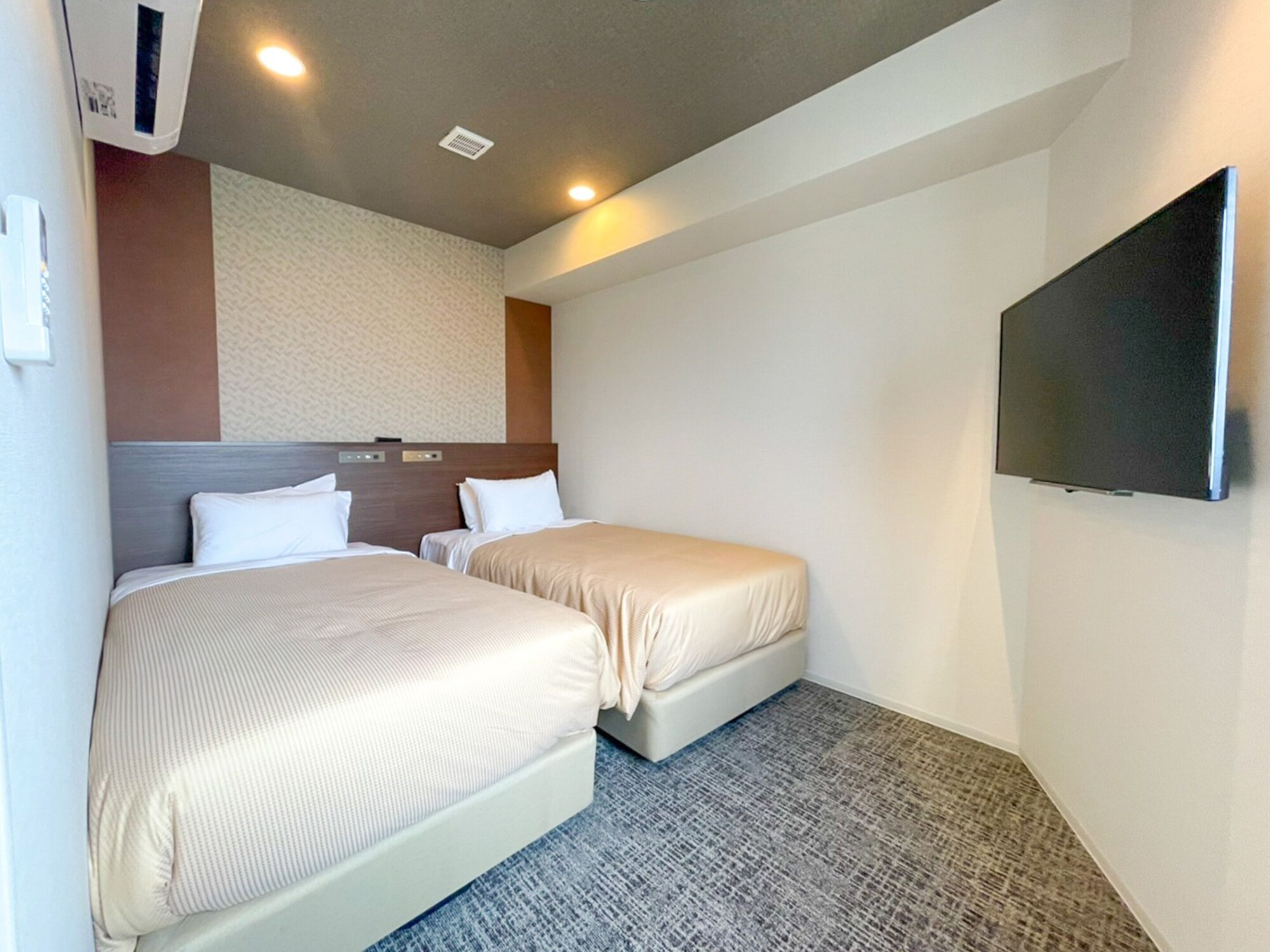 ROOM, TWIN BEDS