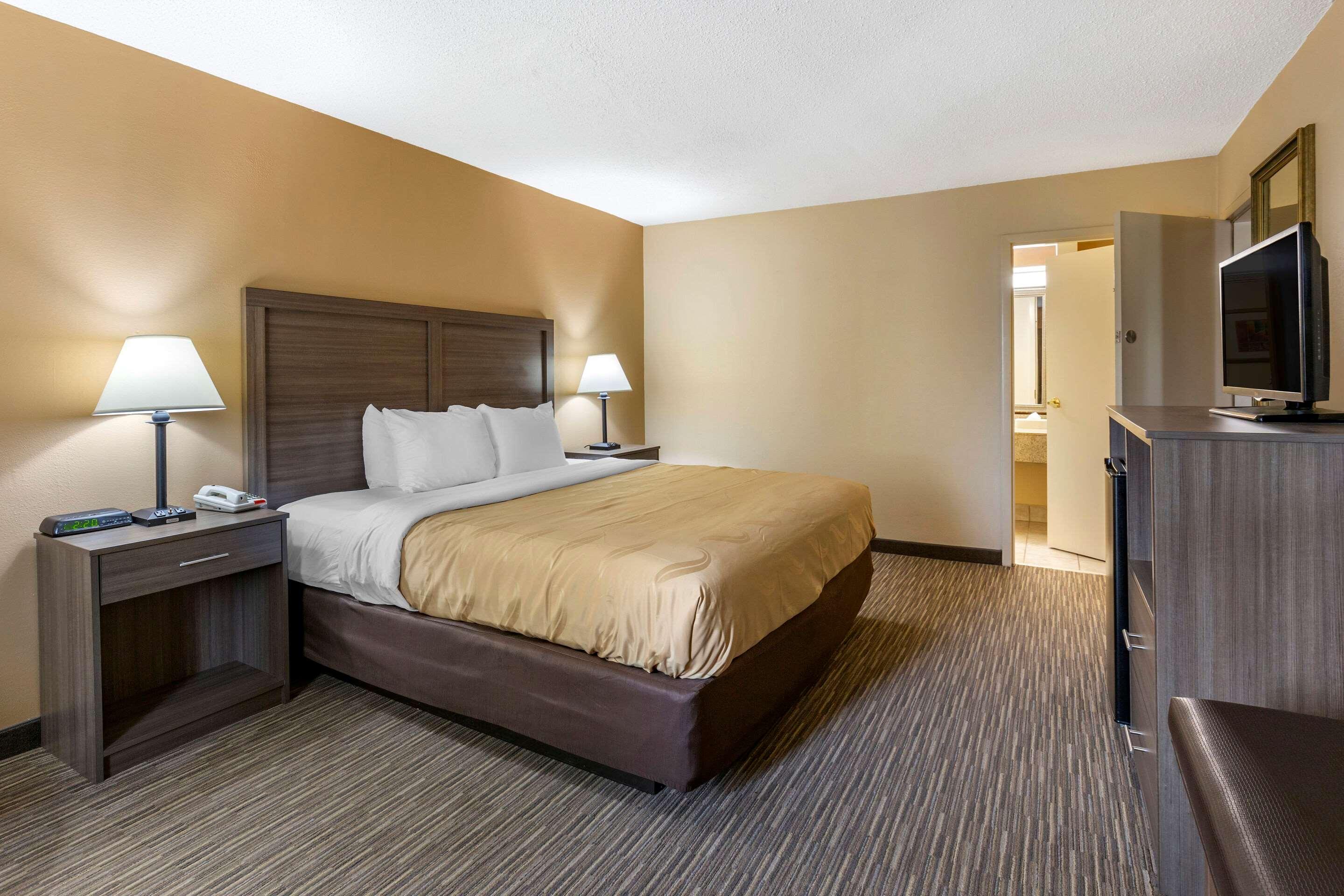 SUITE, KING BED