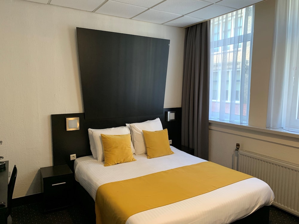 ROOM, DOUBLE BED, SMALL