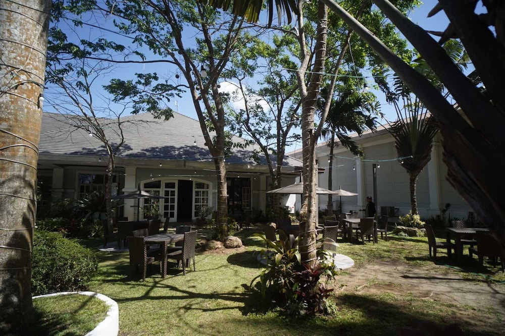 Forest Crest Nature Hotel and Resort Powered by ASTON (ex Chateau Royale Sports and Country Club) 75/77