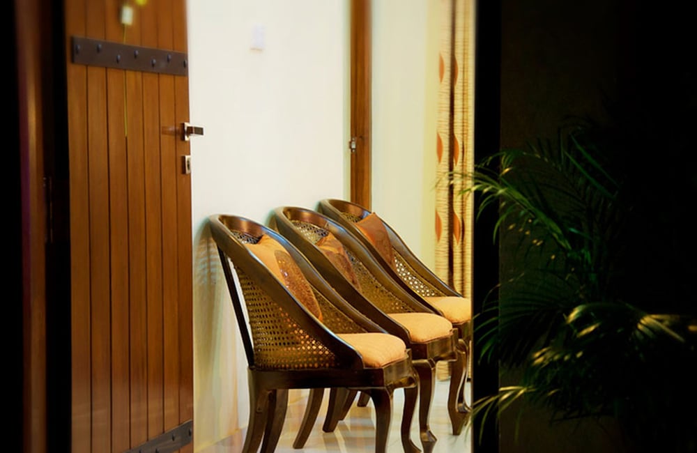Airport Villa 37/57