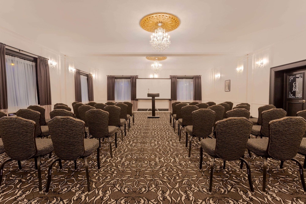 Hotel Retlaw, Trademark Collection by Wyndham 41/42
