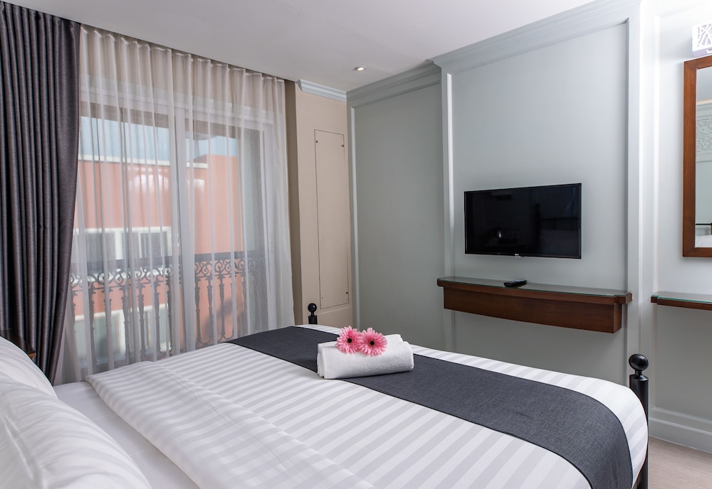 DELUXE, KING BED