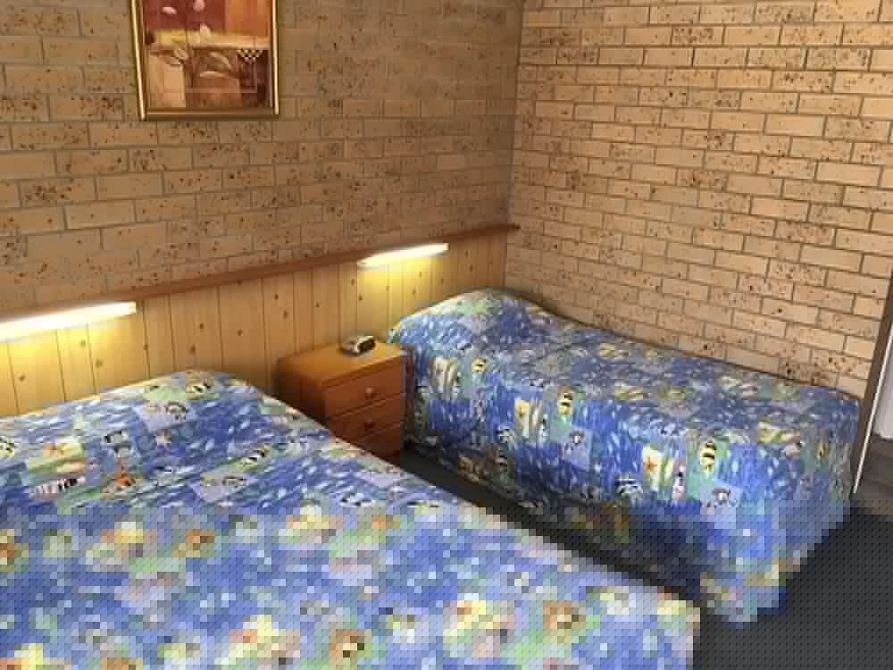 DRAGON &amp; PHOENIX MOTEL 14/37