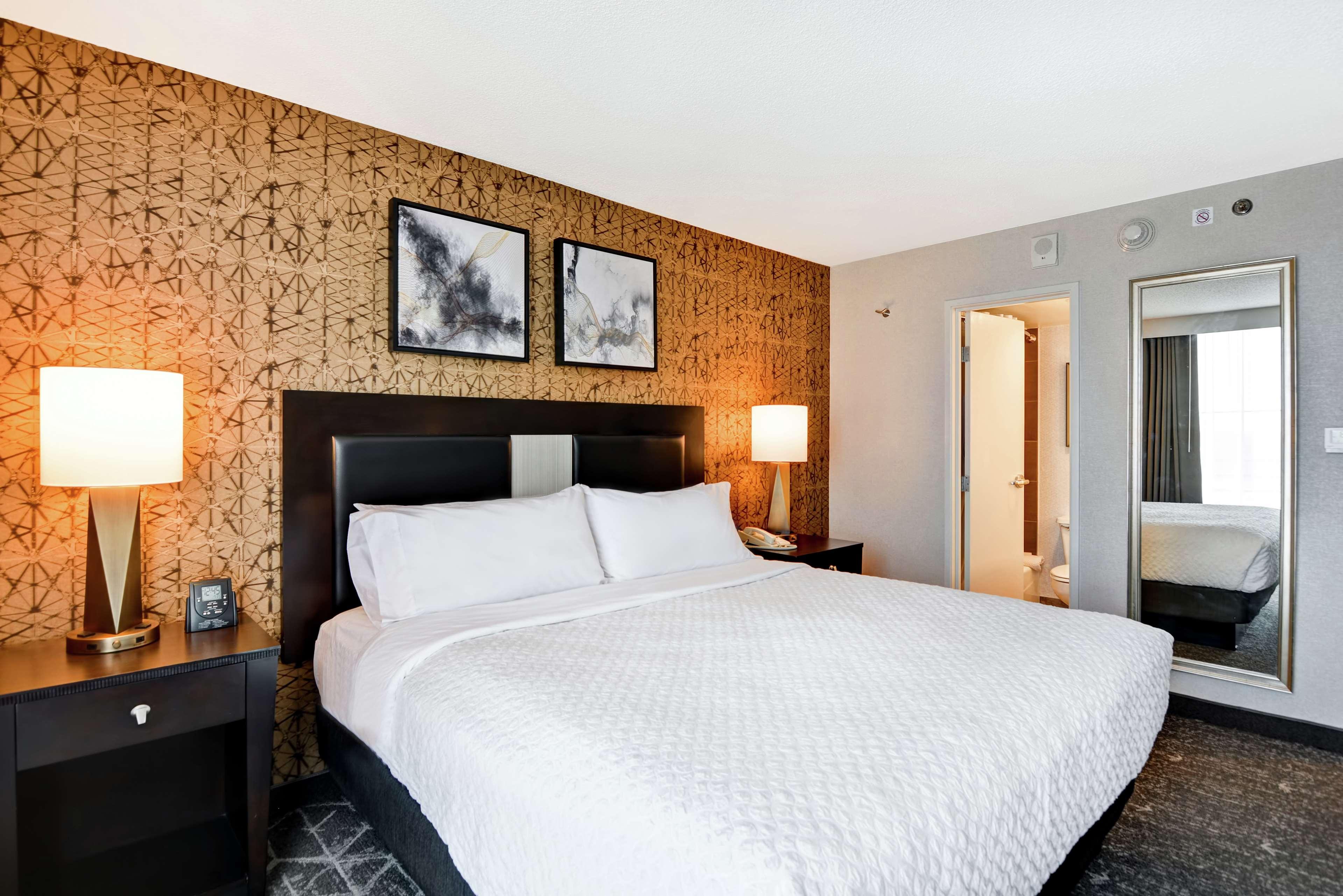 1 BEDROOM, 2 ROOMS, SUITE, KING BED, SOFA
