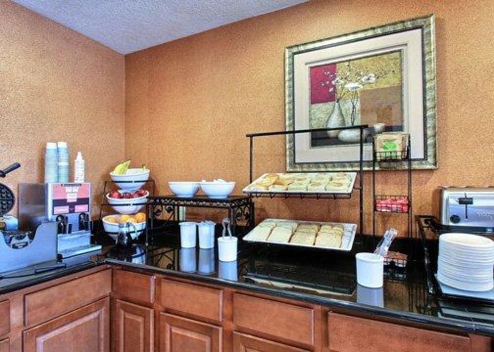 Quality Inn Des Moines North 23/27