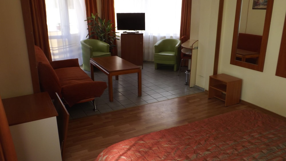 Palitra Family Hotel 32/35