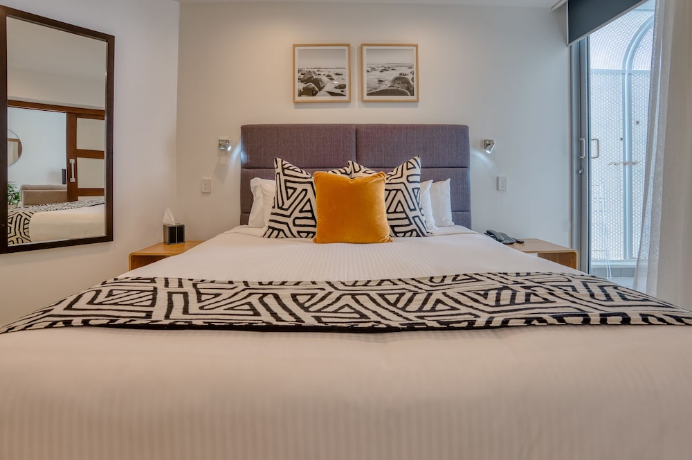 1 Bedroom, Spa, Penthouse, King Bed, Partial Beach View, On The Beach Noosa 5/8