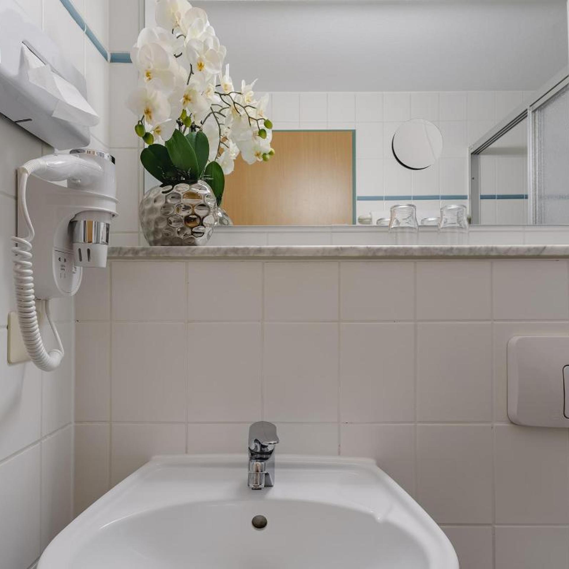 غرفة كومفورت رباعية بسرير كوين مع أريكة، Plaza Hotel Blankenburg Ditzingen Sure Hotel Collection 8/10