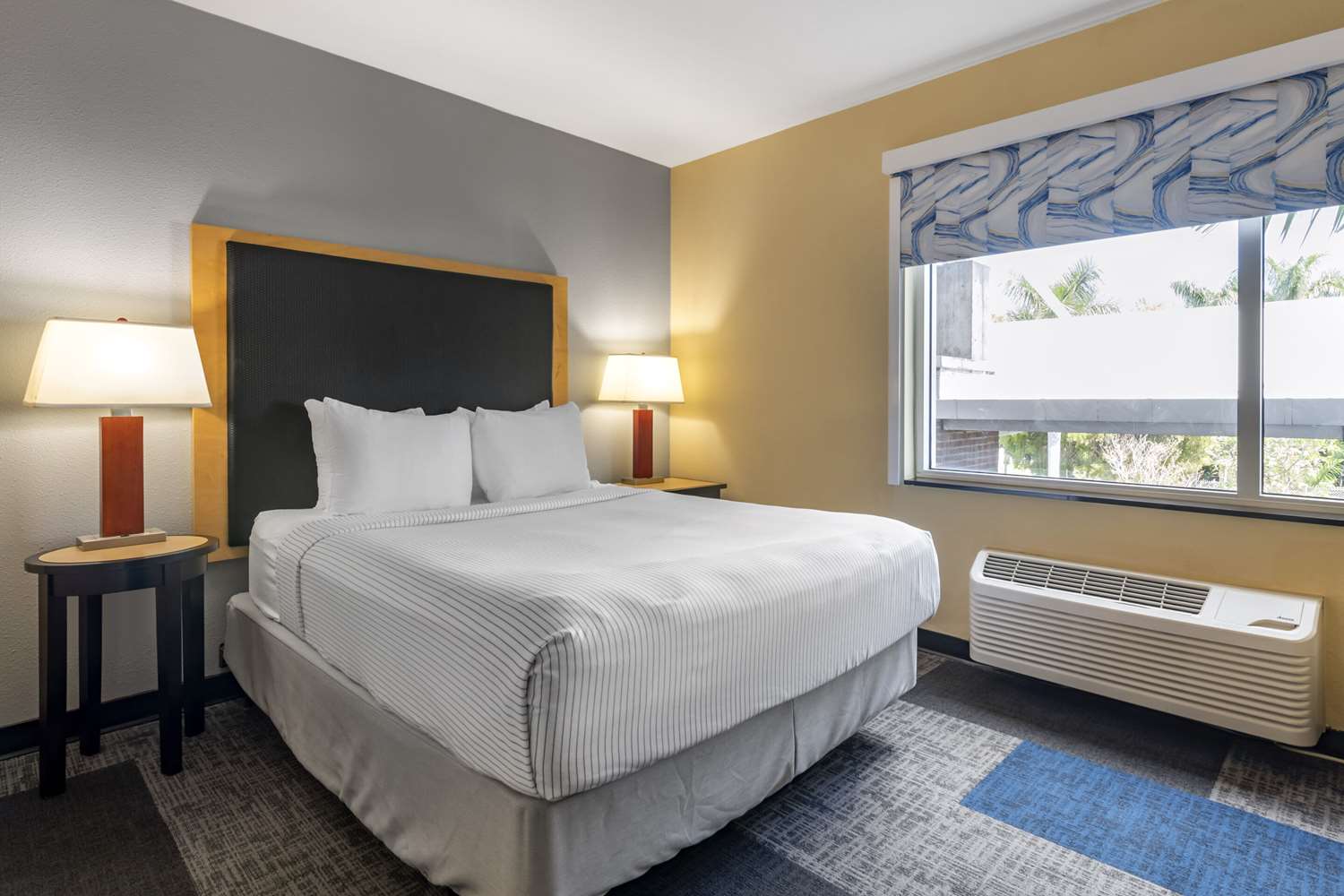 Suite, Queen Bed, Accessible