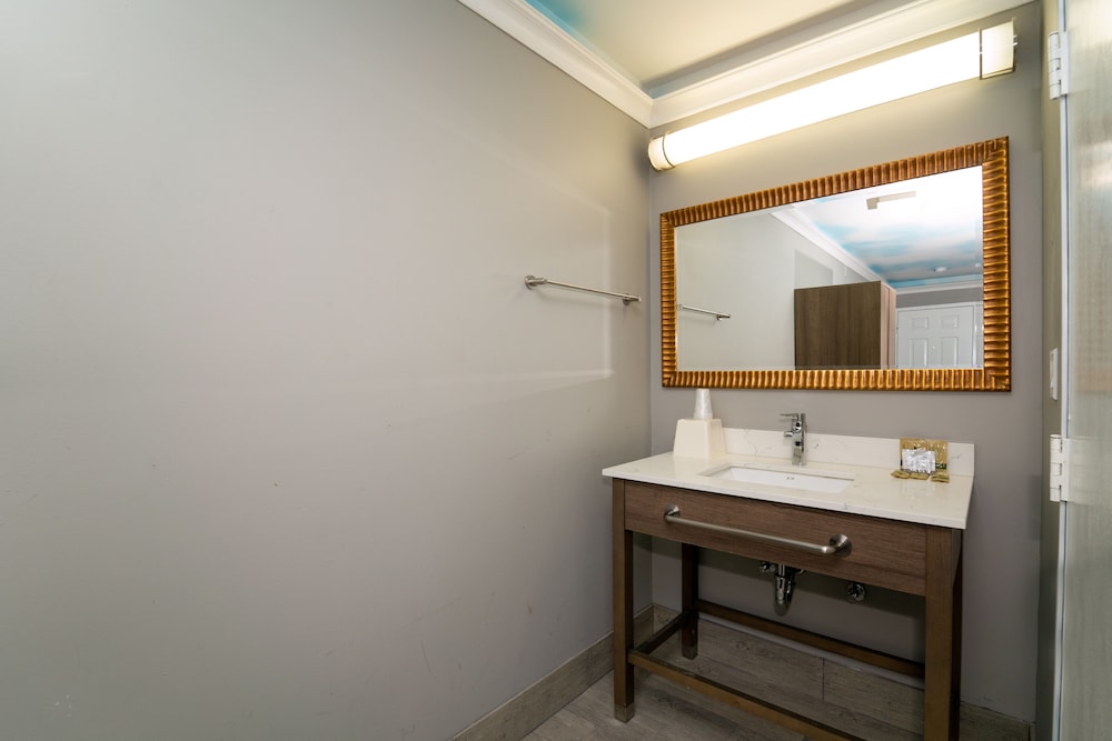 Hollywood Palms Inns & Suites 54/56