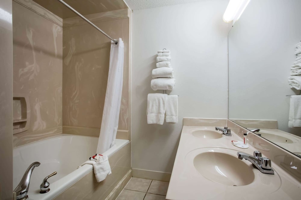 Super 8 by Wyndham Washington 13/32