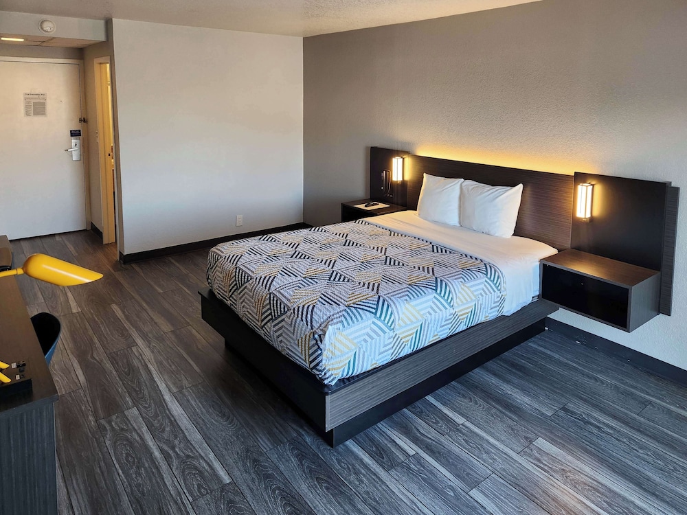 STANDARD, QUEEN BED