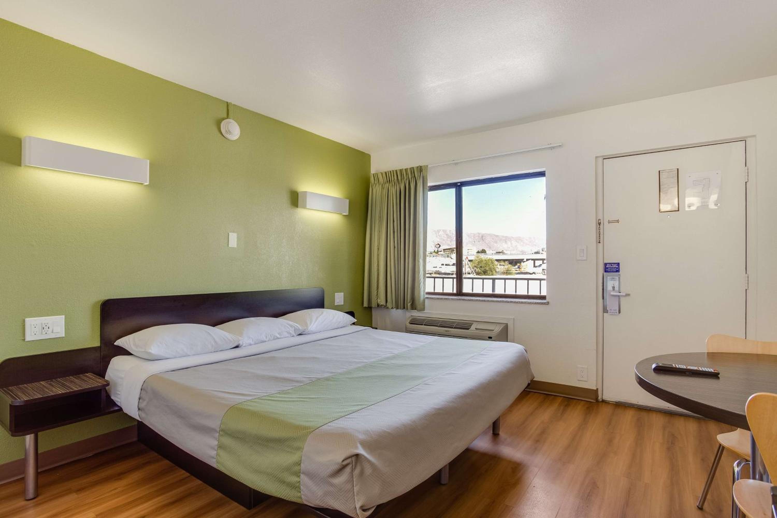 ROOM, KING BED