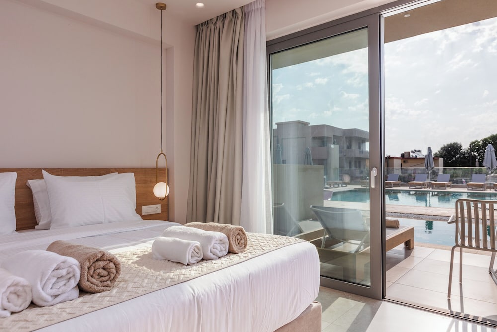 SUPERIOR, PRIVATE POOL