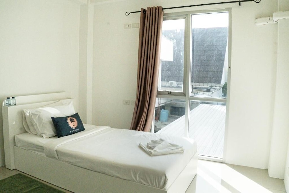 RQ Bangkok Sukhumvit 50 by Collection O 9/29