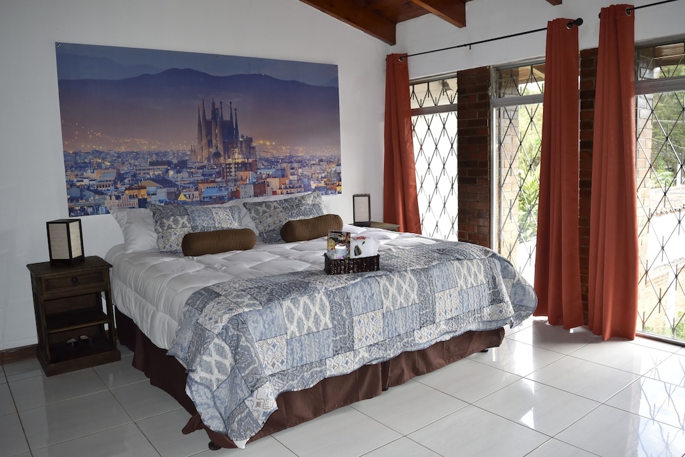 Barcelona, Deluxe, King Bed, Shared Bathroom