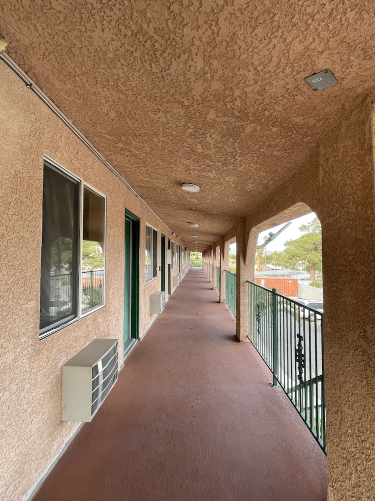 Crown Motel 6/66