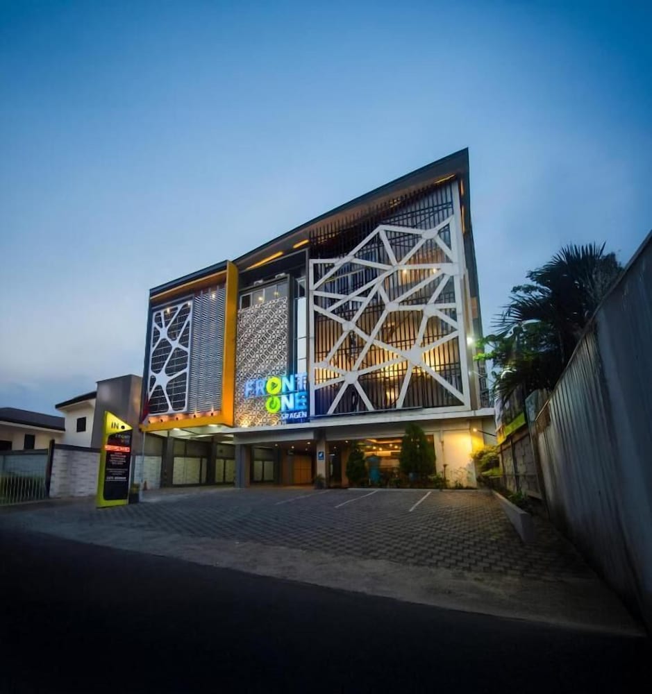 Front One Hotel Sragen 1/15