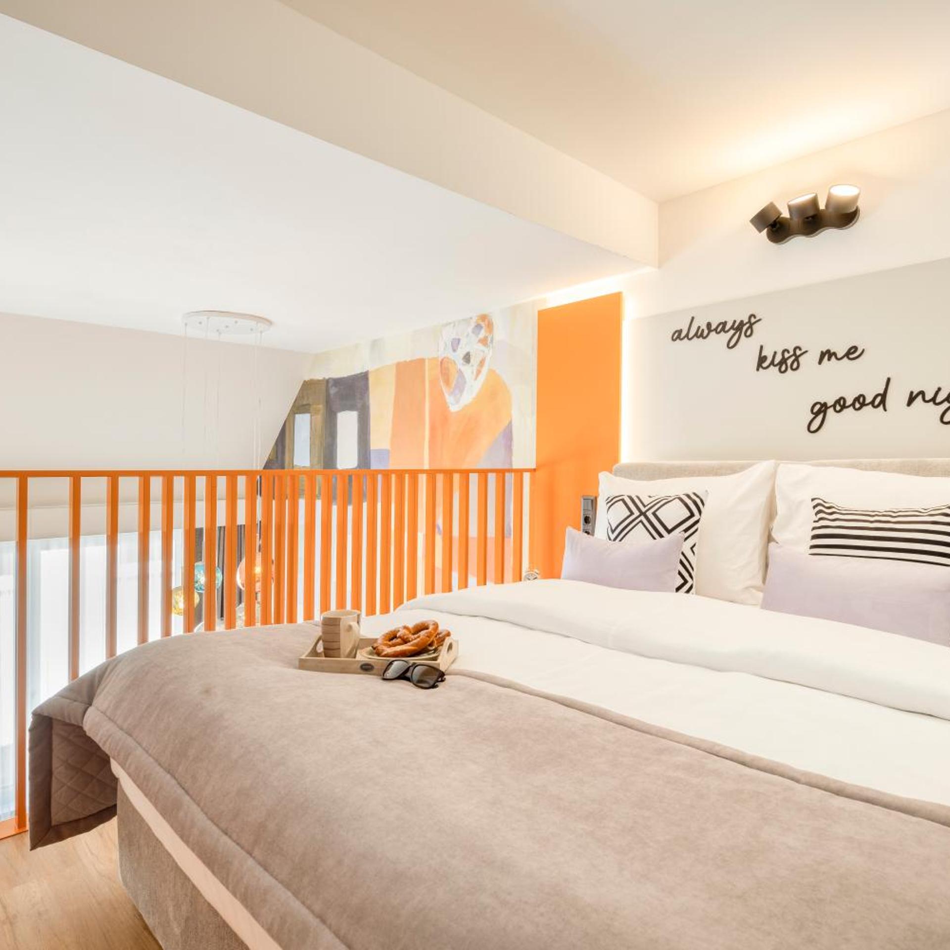 Level, Studio, King Bed