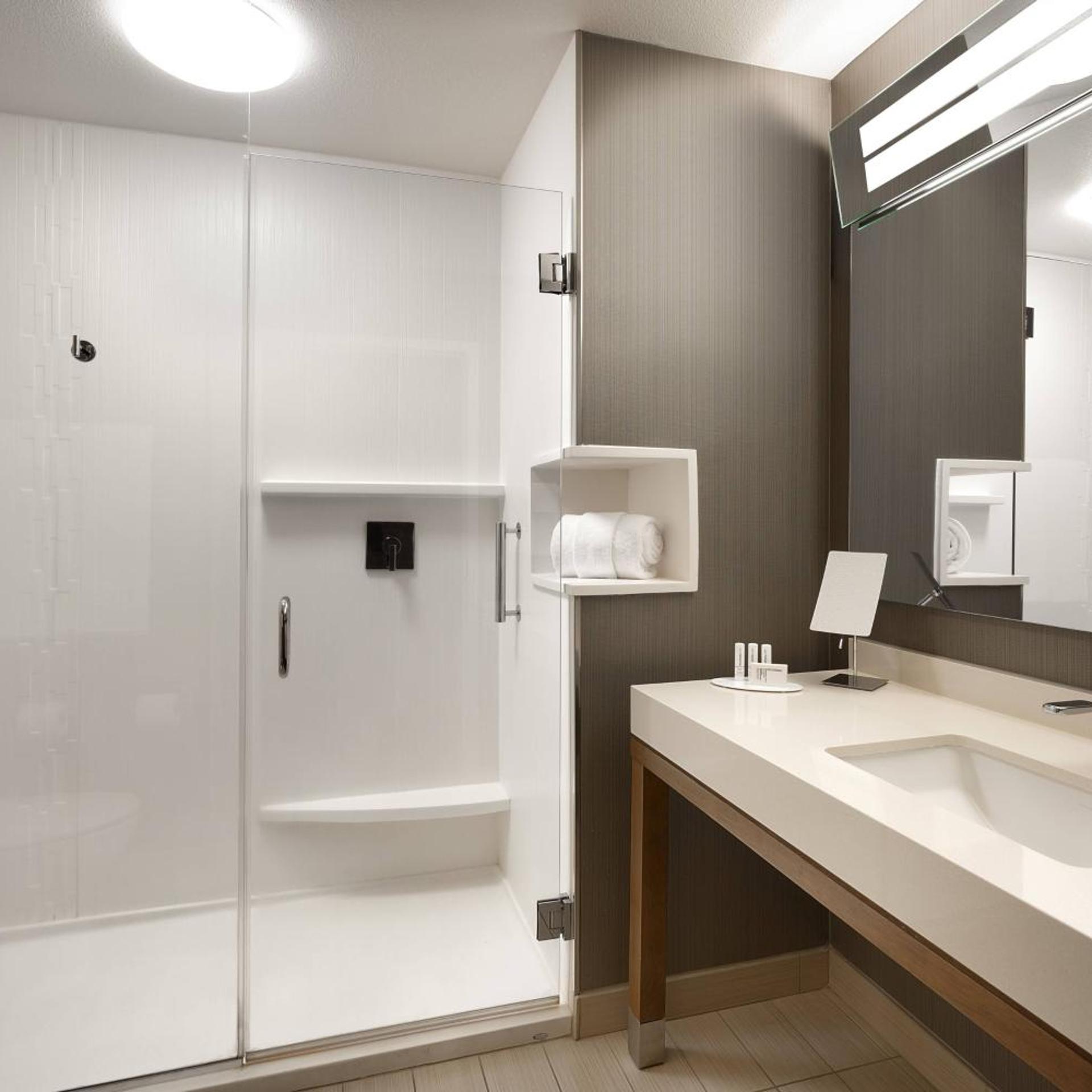 غرفة بسرير كينج وسريرين كوين، Courtyard Cedar City 5/5