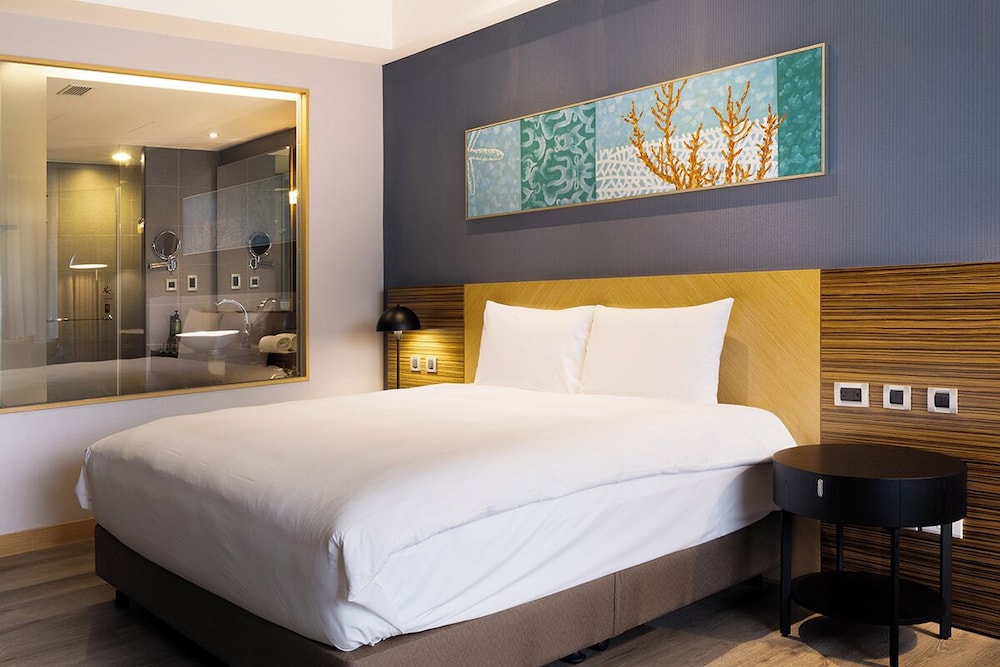 DELUXE, KING BED
