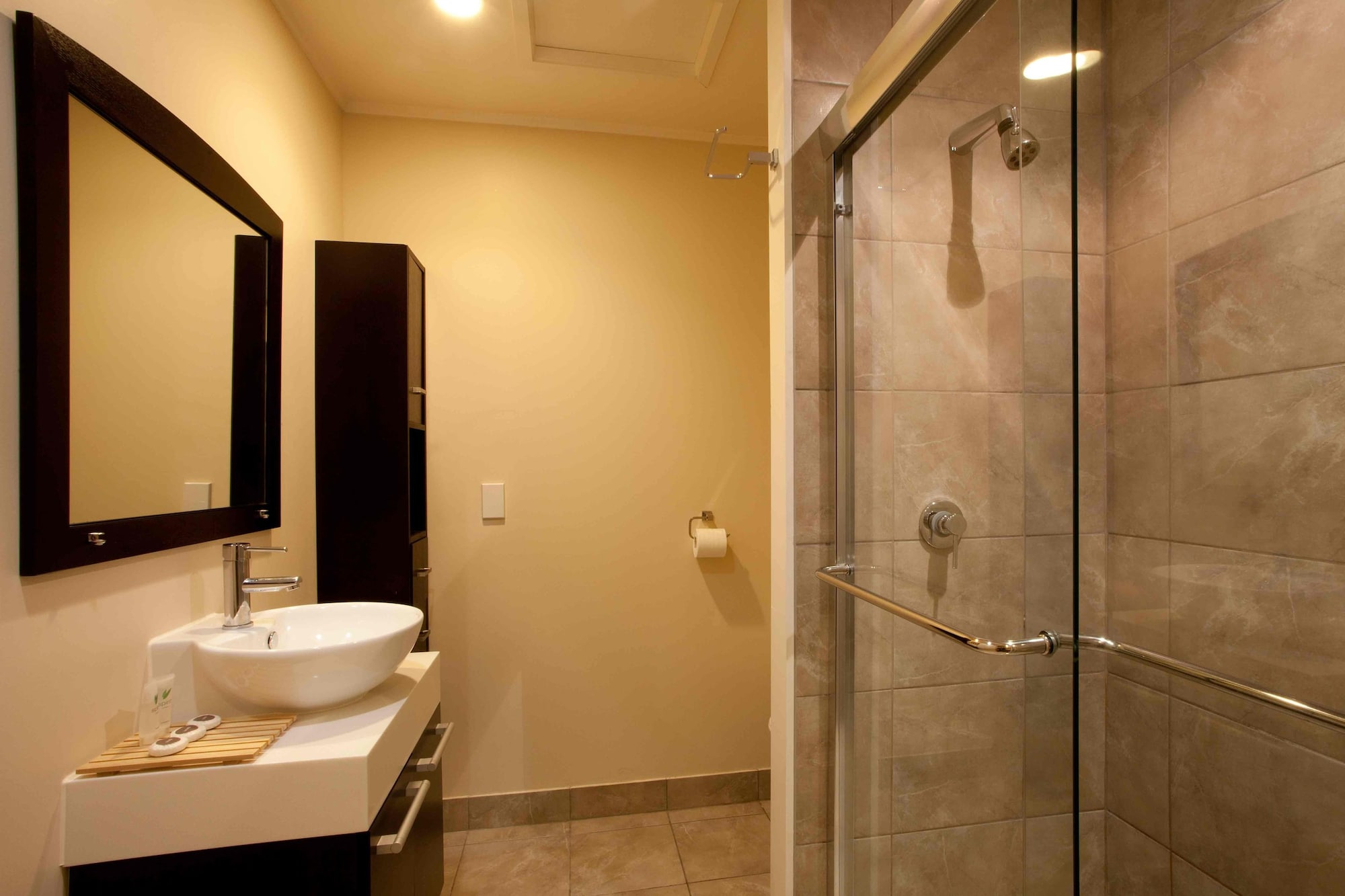 غرفة بريميوم بسرير كوين وسرير فردي، Auckland Airport Kiwi Hotel 8/9