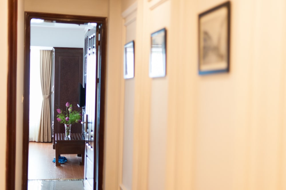 Le Foyer Hotel 12/56