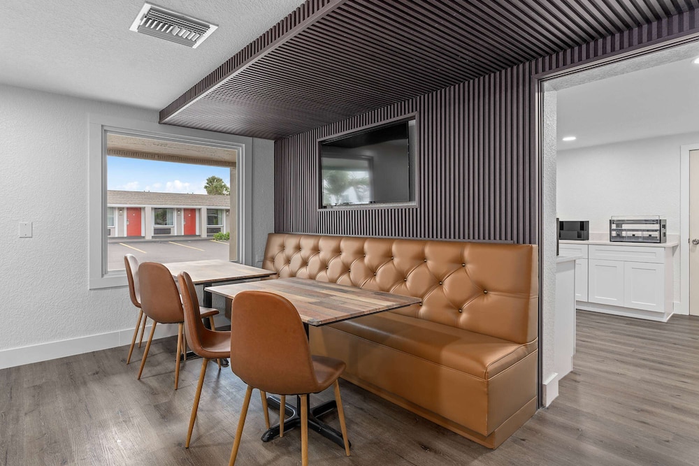 Super 8 by Wyndham Kissimmee/Orlando 28/50